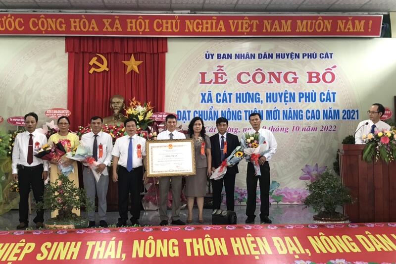 Đón nhận bằng công nhẫn xã NTM nâng cao
